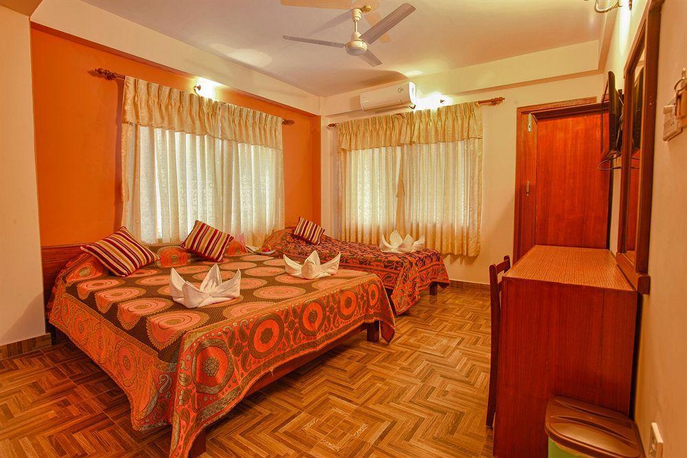 Hotel Crystal Palace Покхара Екстер'єр фото