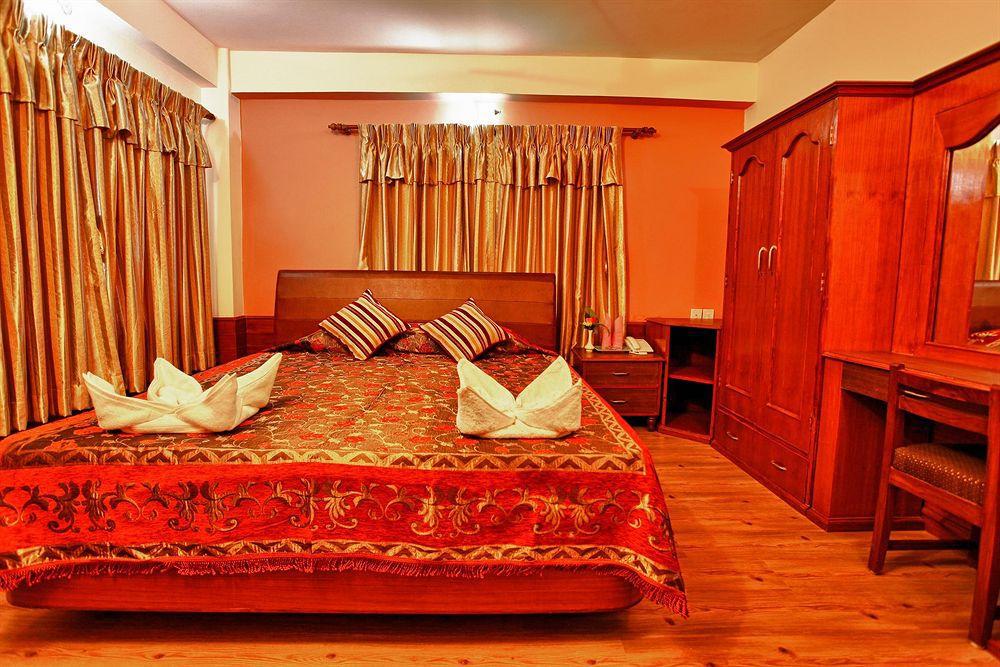 Hotel Crystal Palace Покхара Екстер'єр фото