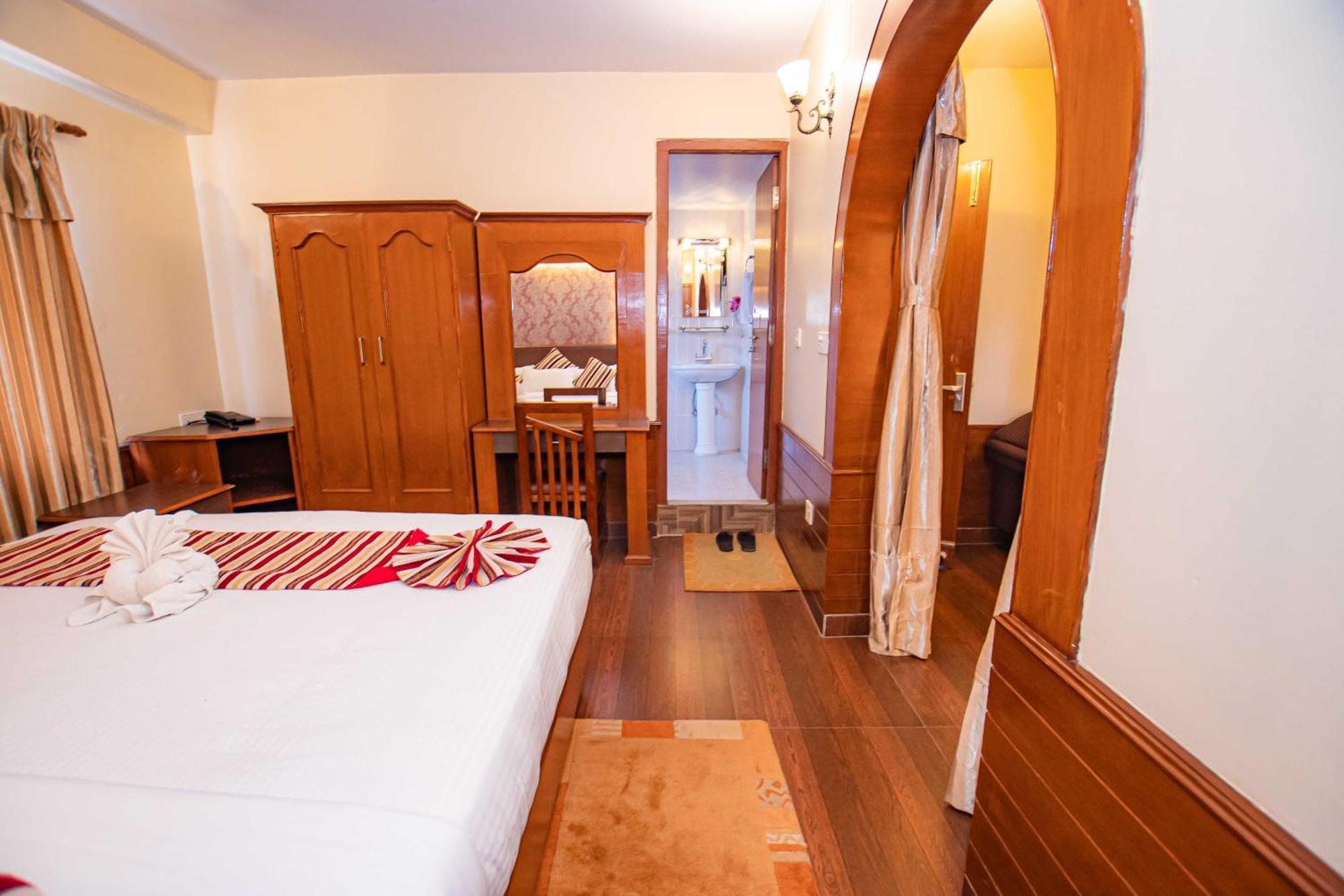 Hotel Crystal Palace Покхара Екстер'єр фото