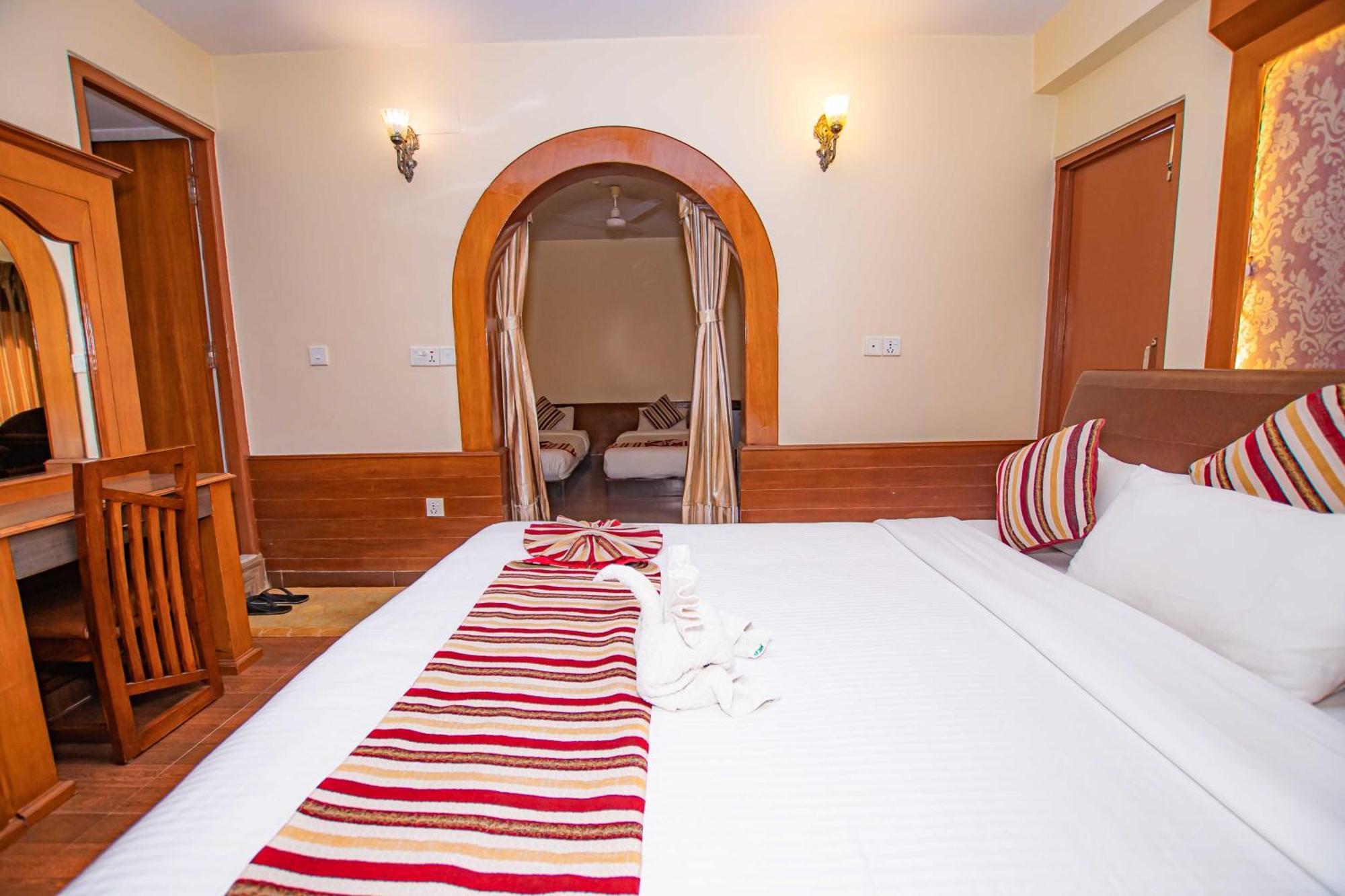 Hotel Crystal Palace Покхара Екстер'єр фото