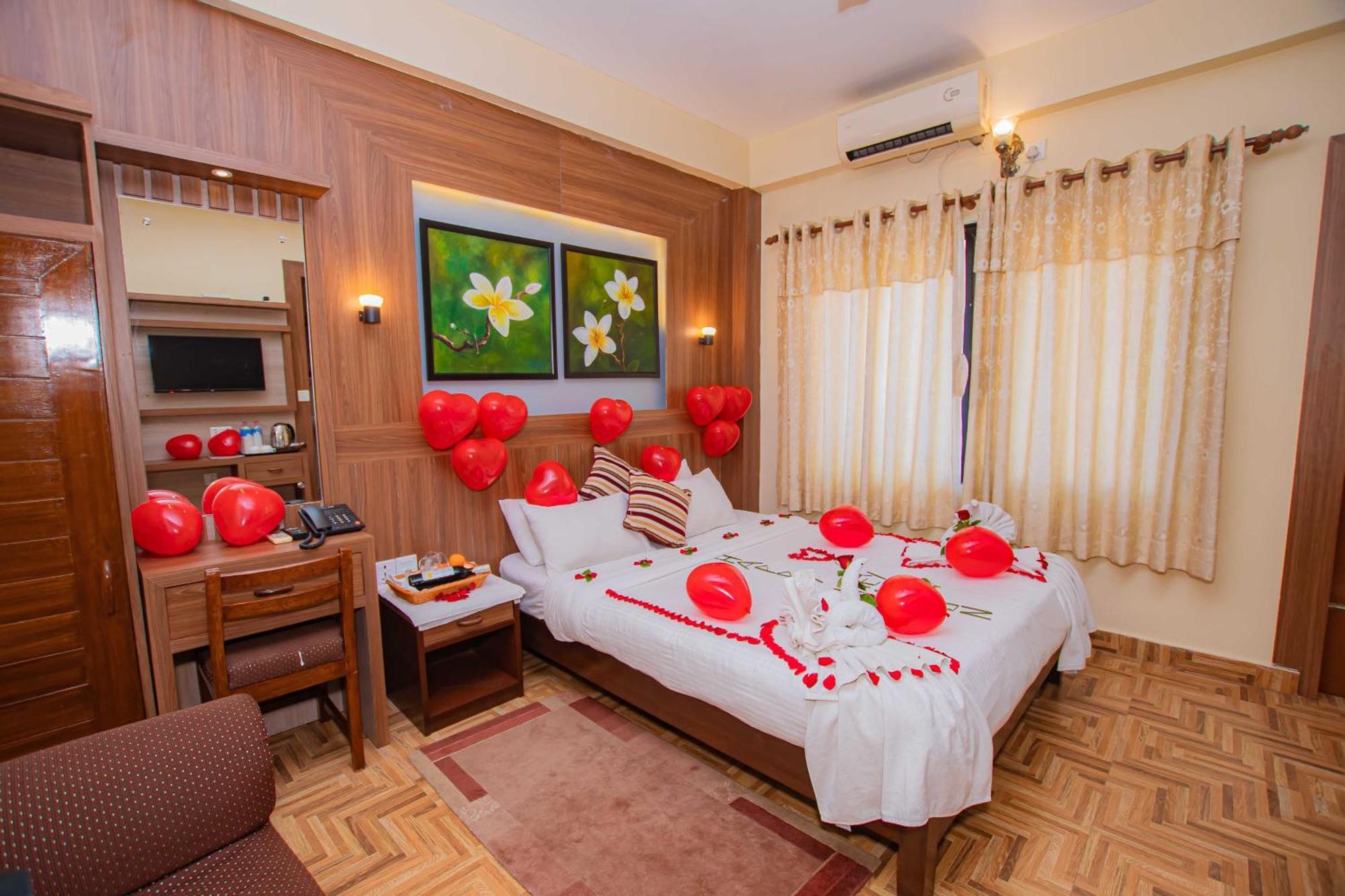 Hotel Crystal Palace Покхара Екстер'єр фото