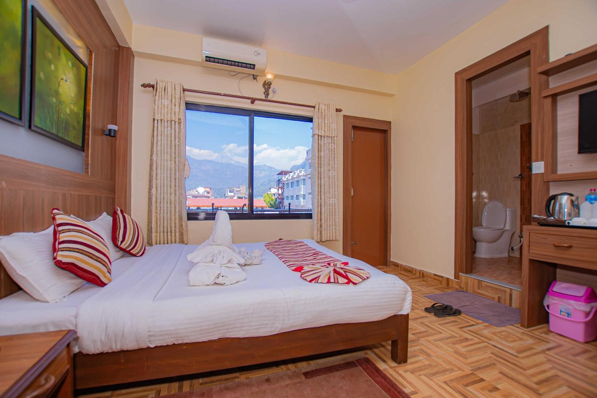 Hotel Crystal Palace Покхара Екстер'єр фото