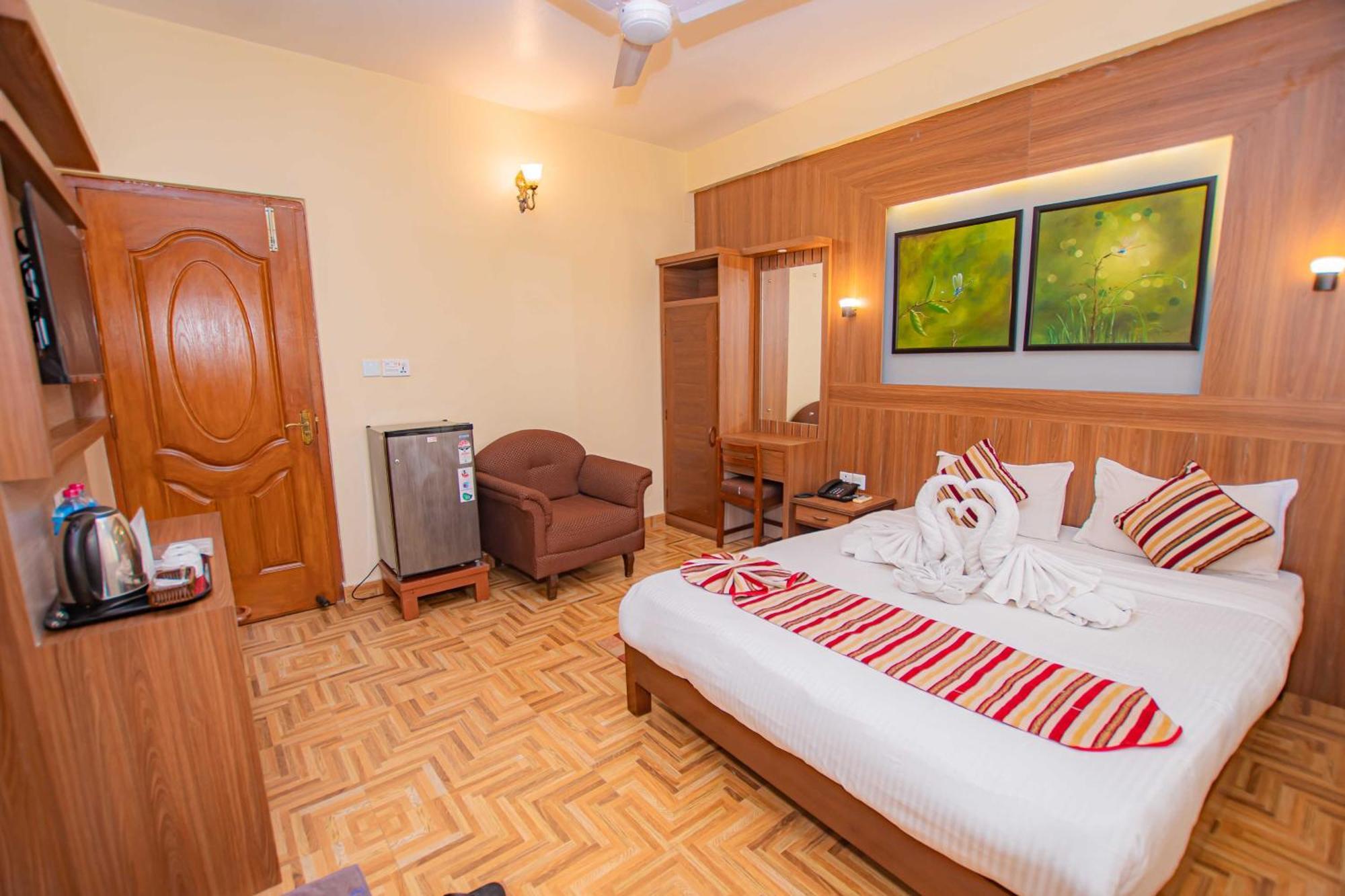 Hotel Crystal Palace Покхара Екстер'єр фото