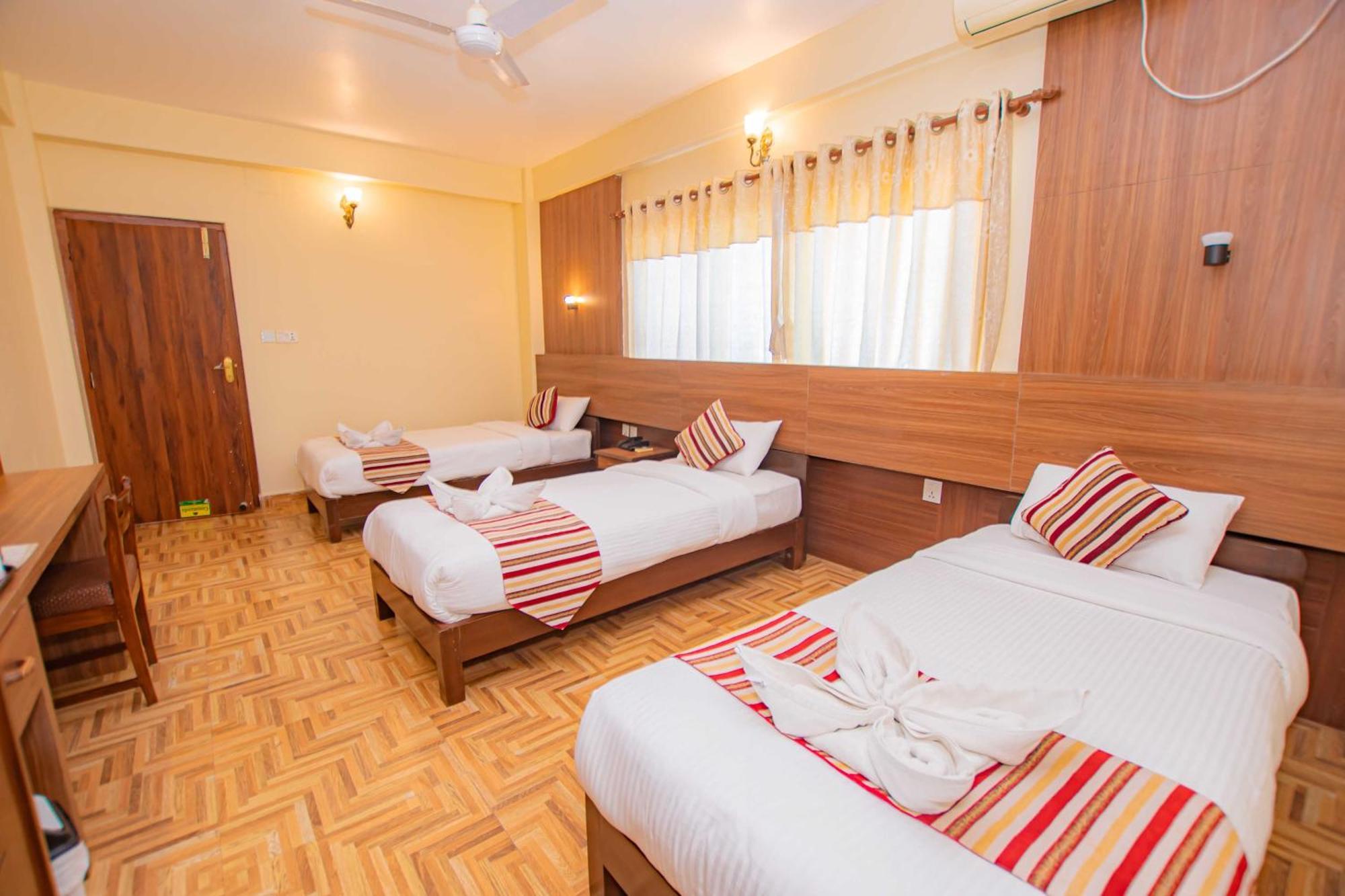 Hotel Crystal Palace Покхара Екстер'єр фото