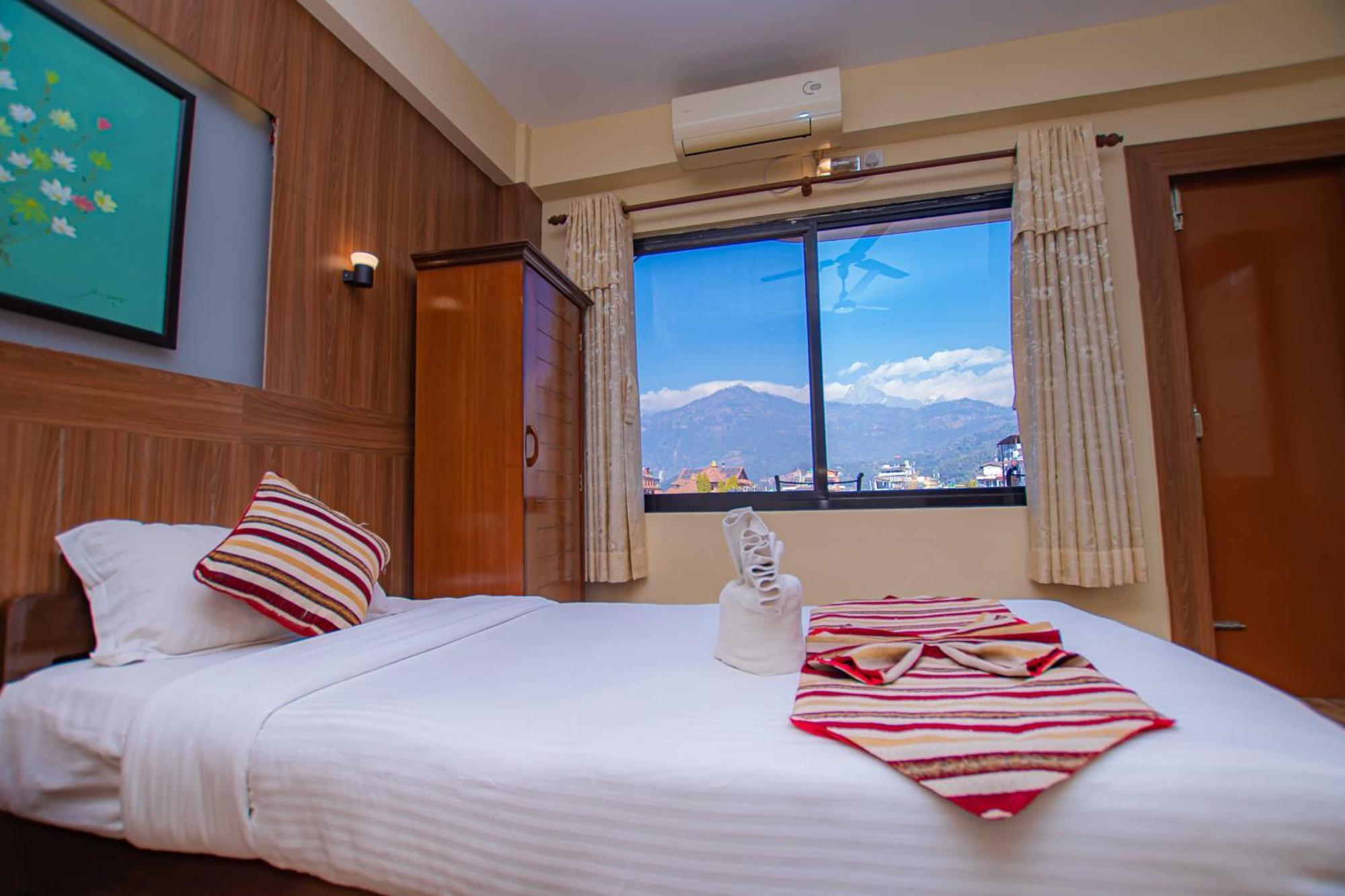 Hotel Crystal Palace Покхара Екстер'єр фото