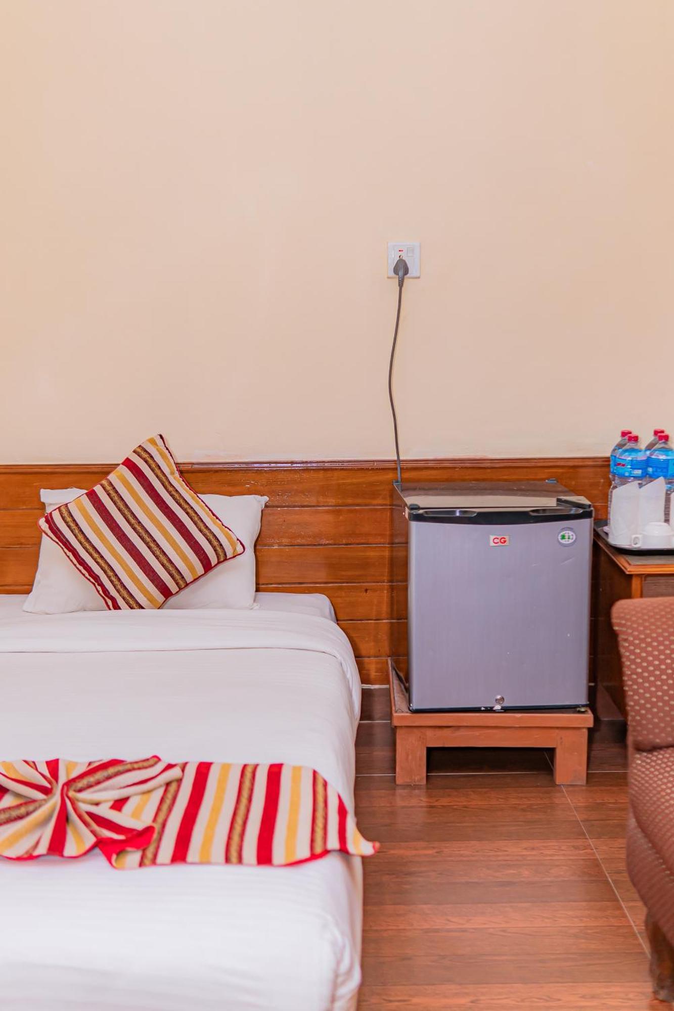 Hotel Crystal Palace Покхара Екстер'єр фото