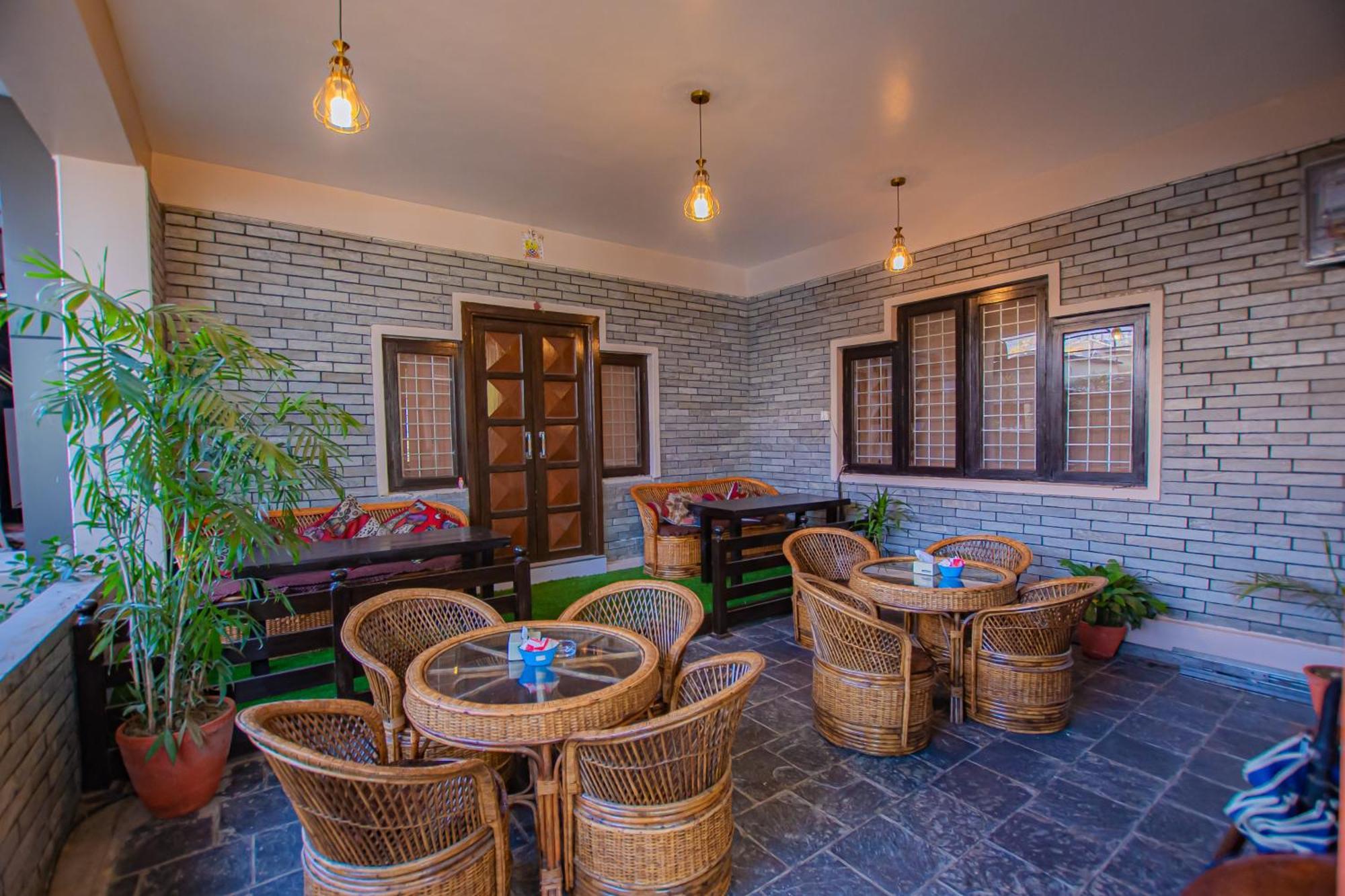 Hotel Crystal Palace Покхара Екстер'єр фото