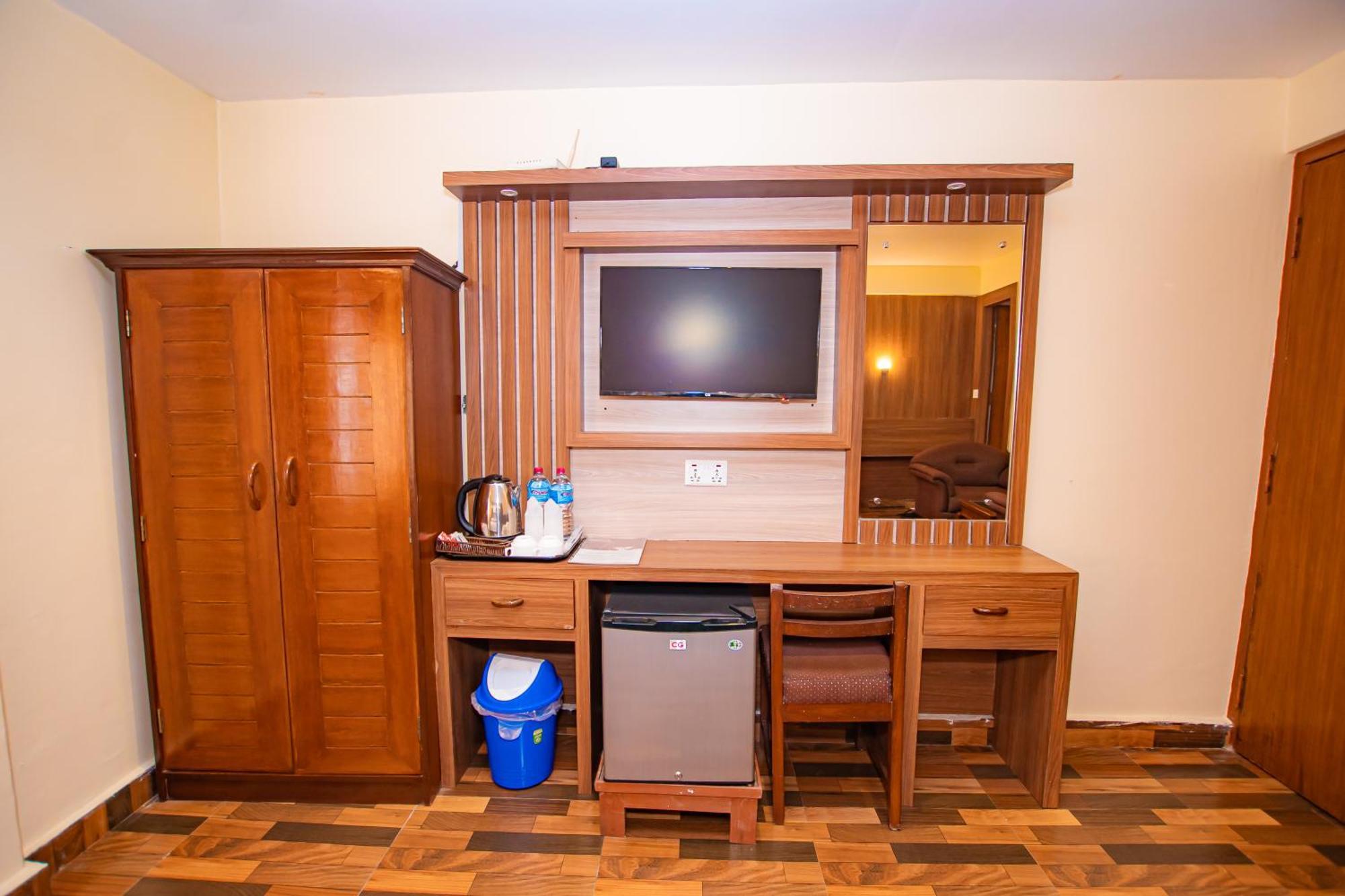 Hotel Crystal Palace Покхара Екстер'єр фото