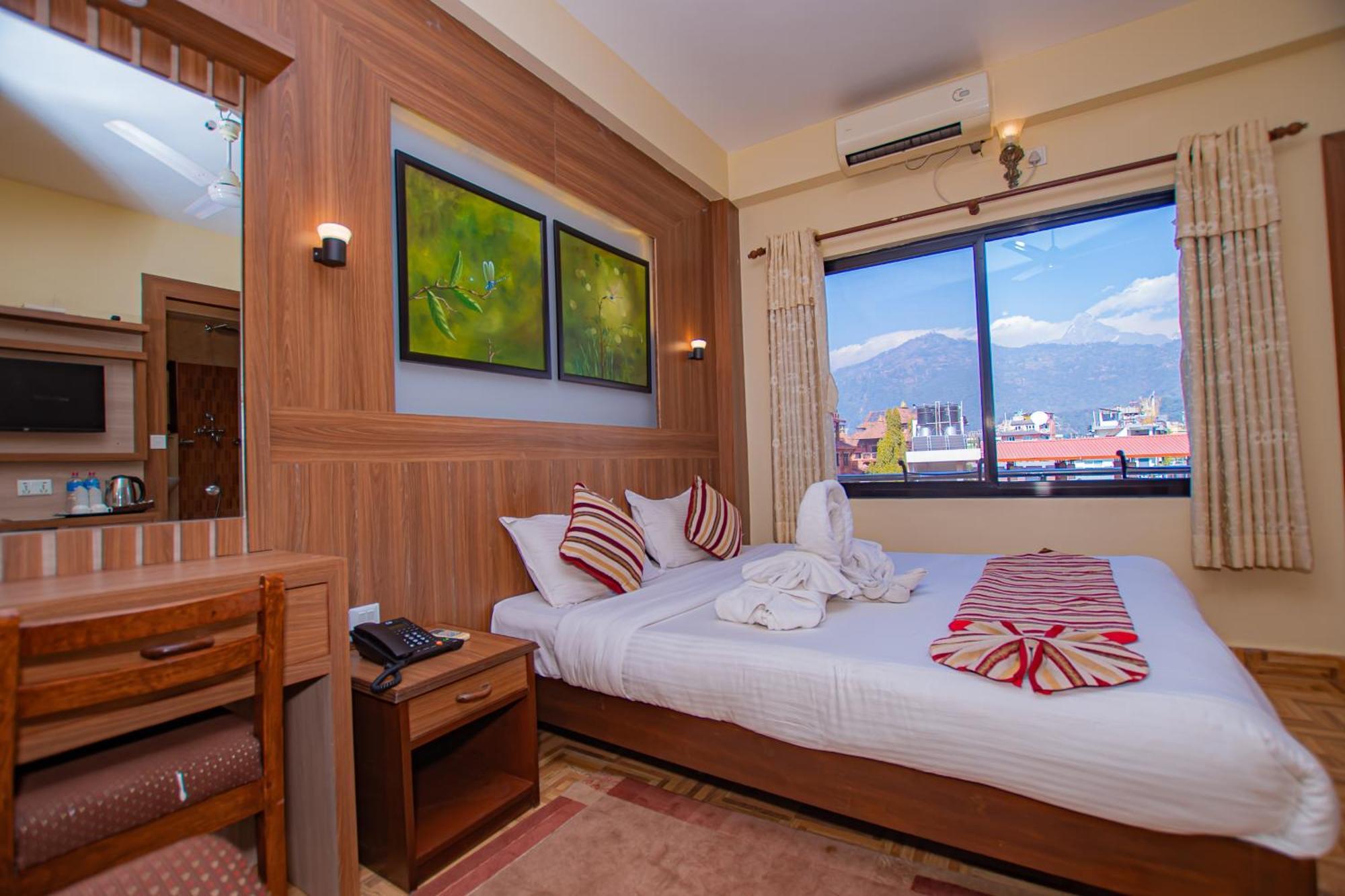 Hotel Crystal Palace Покхара Екстер'єр фото
