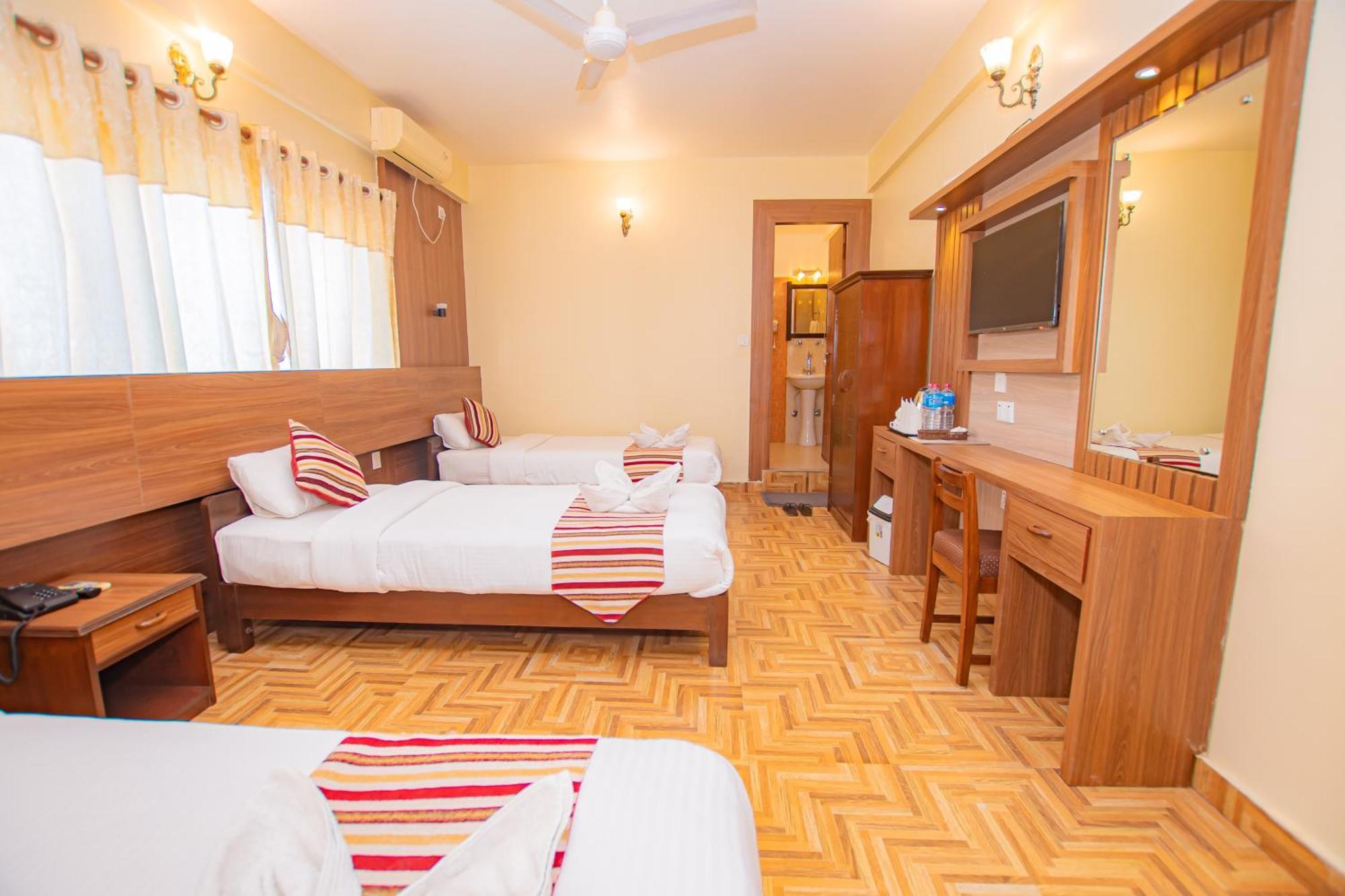 Hotel Crystal Palace Покхара Екстер'єр фото