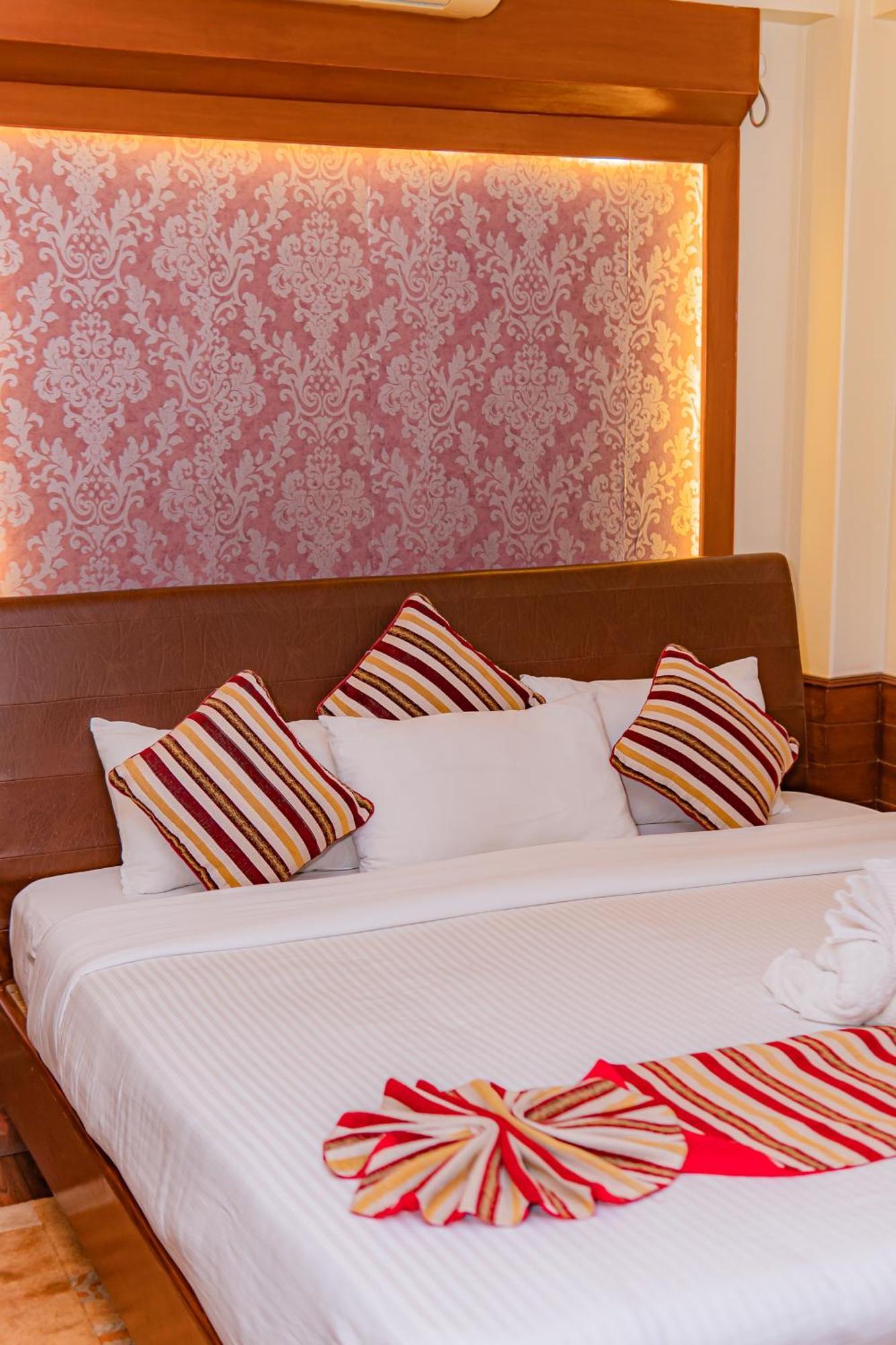 Hotel Crystal Palace Покхара Екстер'єр фото