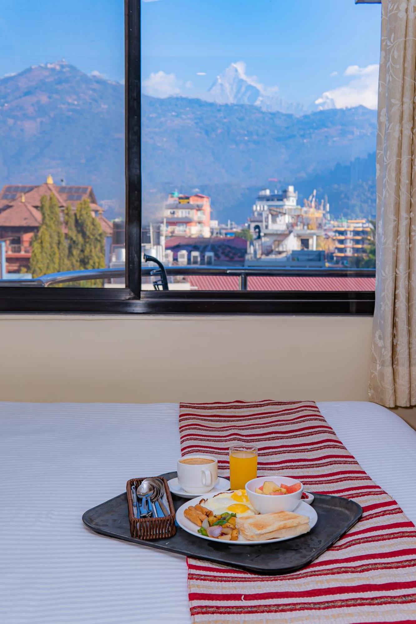 Hotel Crystal Palace Покхара Екстер'єр фото